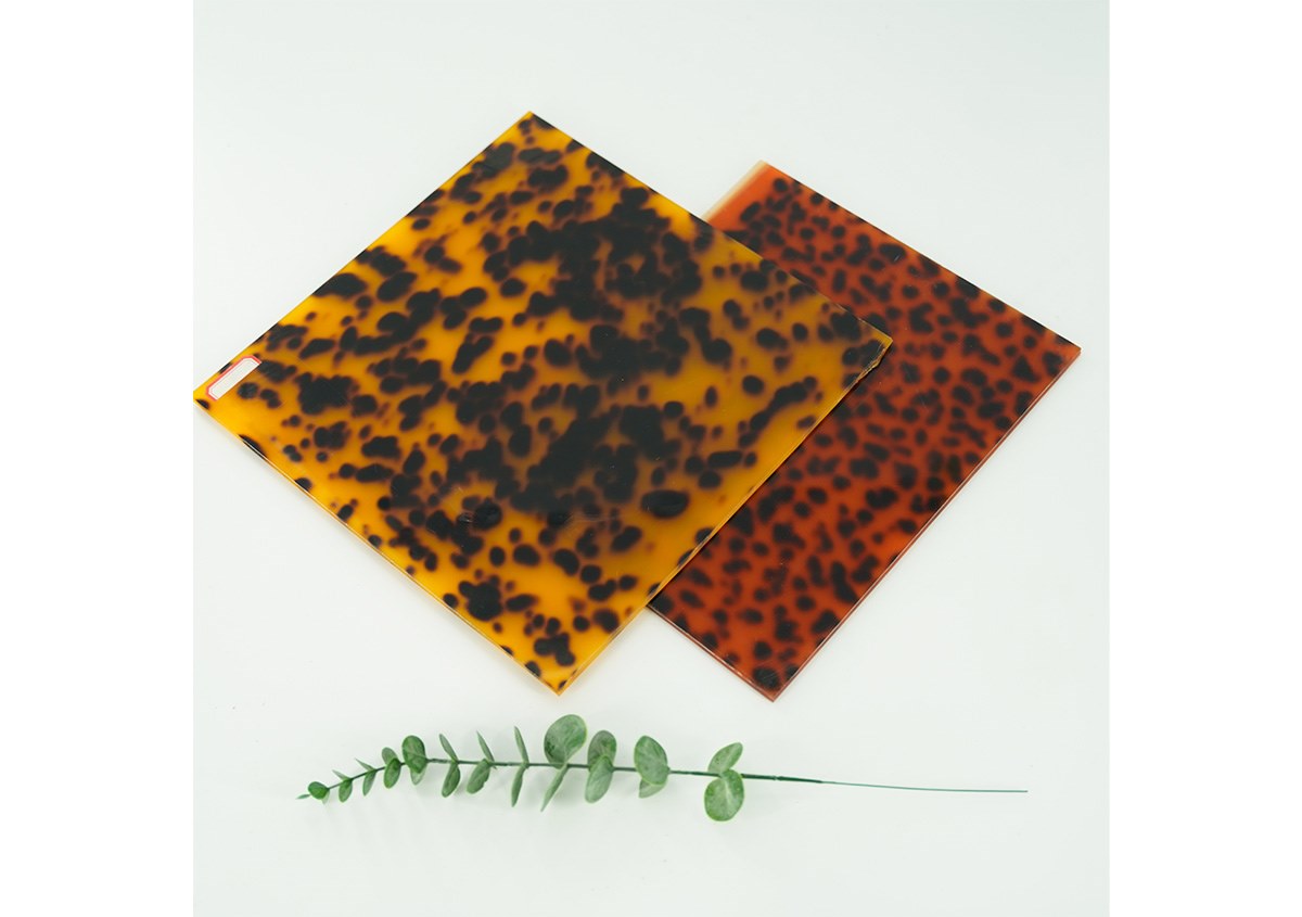 Leopard print plate